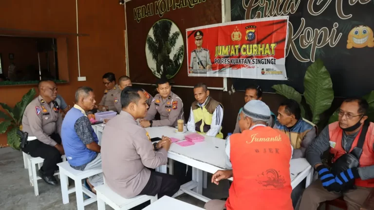 Kekompakan Kapolres Kuansing Dengan Tukang Ojek Saat Jumat Curhat